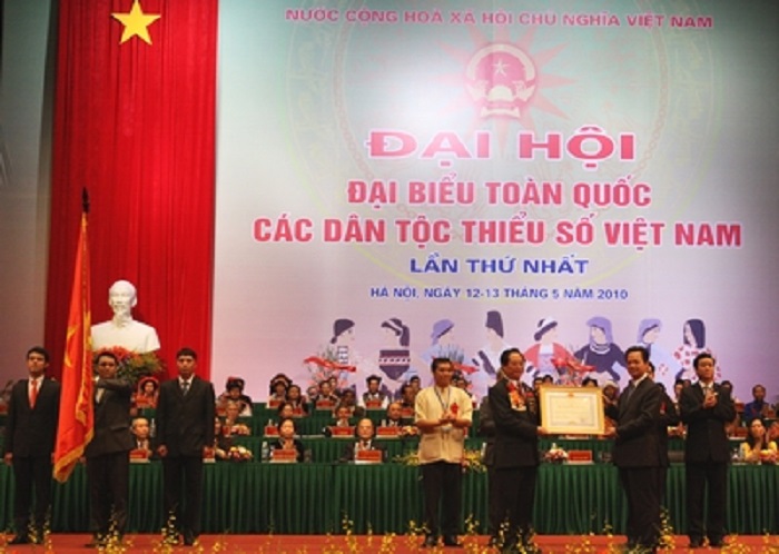 Thủ tướng Chính phủ Nguyễn Tấn Dũng thay mặt Đảng và Nhà nước trao tặng Ủy ban Dân tộc Huân chương Sao Vàng